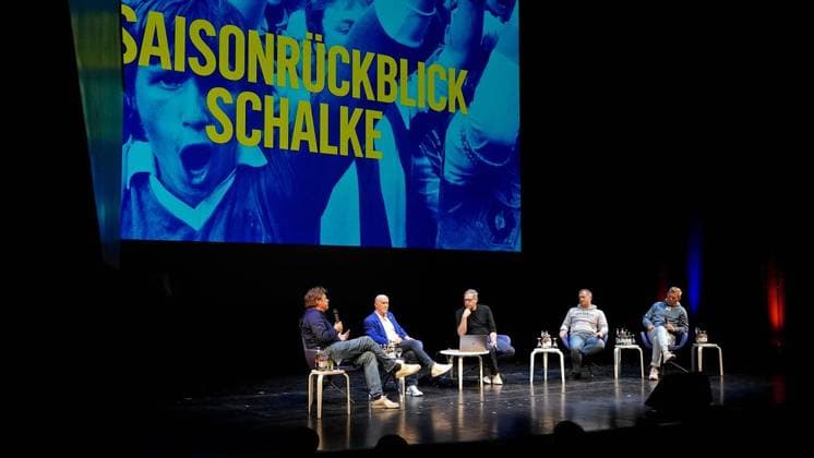 Fußball-Magazin 11 Freunde gibt einen Saisonrückblick im MiR ** NUR FÜR REDAKTIONELLE ZWECKE ** EDITORIAL USE ONLY **<p>Youri Mulder (Schalke-Sportdirektor), Peter Nottmeier (Schauspieler), Moderator Philipp Köster (Chefredakteur 11 Freunde ), Dirk große Schlarmann (Sky-Reporter) und Ingo Anderbrügge (Schalke Vereinslegende) (v.l.) sitzen auf der Bühne des Großen Hauses im Musiktheater in Gelsenkirchen. Das Fußball-Magazin 11 Freunde hat zum Saisonrückblick eingeladen. Deutschland NRW Gelsenkirchen Copyright: MichaelxKorte *** Soccer magazine 11 Freunde gives a season review at MiR FOR EDITORIAL PURPOSES ONLY EDITORIAL USE ONLY p Youri Mulder Schalke sports director , Peter Nottmeier actor , presenter Philipp Köster editor-in-chief 11 Freunde , Dirk große Schlarmann Sky reporter and Ingo Anderbrügge Schalke club legend f l sit on the stage of the Großes Haus in the Musiktheater in Gelsenkirchen The soccer magazine 11 Freunde has invited to the season review Germany NRW Gelsenkirchen Copyright MichaelxKorte Copyright: MichaelxKorte doc85uiivlo50m1cw4wvrm5 ,EDITORIAL USE ONLY