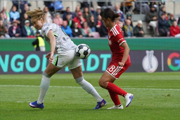Womens football, DFB Cup season 2025 2026, Womens DFB Cup final VfL Wolfsburg vs FC Bayern Munich, 14 05 2026, Rheinenergiestadion Köln Janina Minge VfL Wolfsburg , Momoko Tanikawa FC Bayern Munich