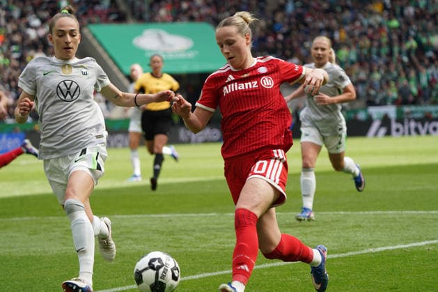 Womens football, DFB Cup season 2025 2026, Womens DFB Cup final VfL Wolfsburg vs FC Bayern Munich, 14 05 2026, Rheinenergiestadion Cologne Sophie Kleinherne VfL Wolfsburg , Franziska Kett, FC Bayern Munich