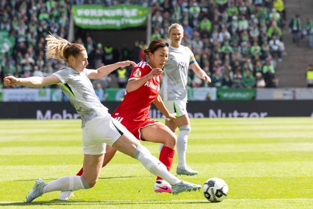 Momoko TANIKAWA M 18, right on the ball in a duel against Sarai LINDER WOB 39, left , action DFB Pokal der Frauen Finale 2026, VfL Wolfsburg WOB FC Bayern Muenchen M , final score 0 4, am 14 05 2026 in Koeln Germany DFB regulations prohibit any use of photographs as image sequences and or quasi video Â