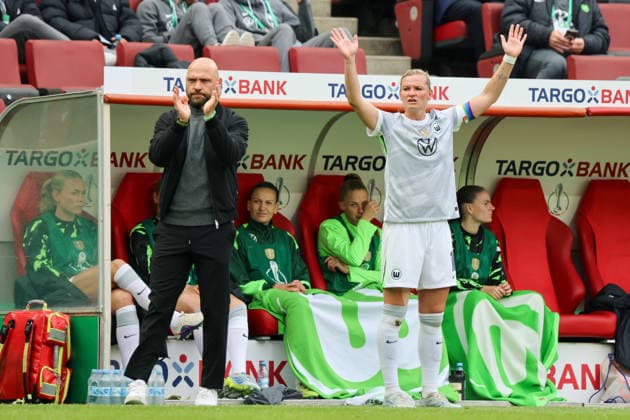 Cologne, Germany 14 May 2026 46 DFB Cup Final Women 2026 VfL Wolfsburg Women vs FC Bayern Munich Women In the picture from left head coach Stephan Lerch VfL and Alexandra Popp VfL Copyright: HMBxMedia MadeleinexFantini