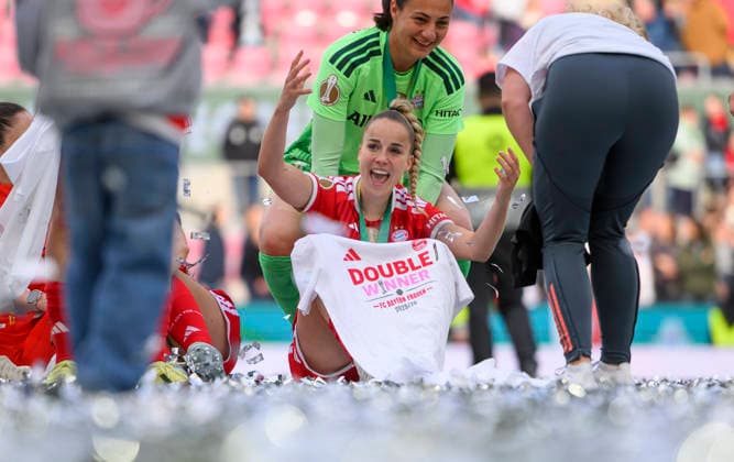 Schlussjubel Bayern Muenchen, Giulia GWINN (M) mit Gewinner T-Shirt Double Winner, wirft Konfetti. DFB-Pokal der Frauen Finale 2026, VfL Wolfsburg (WOB) - FC Bayern Muenchen (M) 0:4, am 14.05.2026 in Koeln Deutschland. DFB regulations prohibit any use of photographs as image sequences and or quasi-video Â *** Final celebration Bayern Muenchen, Giulia GWINN M with winner T Shirt Double Winner, throws confetti DFB Pokal der Frauen Finale 2026, VfL Wolfsburg WOB FC Bayern Muenchen M 0 4, am 14 05 2026 in Koeln Germany DFB regulations prohibit any use of photographs as image sequences and or quasi video Â