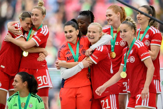 Award ceremony, cheering Team Bayern Muenchen, r l Giulia GWINN M , Pernille HARDER M , Jovana DAMNJANOVIC M , Carolin SIMON M , Klara BUEHL Bühl M DFB Pokal der Frauen Finale 2026, VfL Wolfsburg WOB FC Bayern Muenchen M 0 4, am 14 05 2026 in Koeln Germany DFB regulations prohibit any use of photographs as image sequences and or quasi video Â