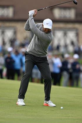 NEWTON SQUARE, PA - MAY 14: Scottie Scheffler of United States of America hits the ball during round one of the 2026 PGA, Golf Herren Championship on May 14th, 2026 at Aronimink Golf Club in Newtown Square, PA.(Photo by Terence Lewis Icon Sportswire) GOLF: MAY 14 PGA PGA Championship EDITORIAL USE ONLY Icon260514048