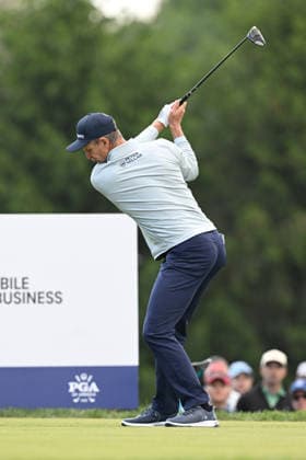 NEWTON SQUARE, PA - MAY 14: Justin Rose of England hits the ball during round one of the 2026 PGA, Golf Herren Championship on May 14th, 2026 at Aronimink Golf Club in Newtown Square, PA.(Photo by Terence Lewis Icon Sportswire) GOLF: MAY 14 PGA PGA Championship EDITORIAL USE ONLY Icon260514060