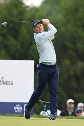 NEWTON SQUARE, PA - MAY 14: Justin Rose of England hits the ball during round one of the 2026 PGA, Golf Herren Championship on May 14th, 2026 at Aronimink Golf Club in Newtown Square, PA.(Photo by Terence Lewis Icon Sportswire) GOLF: MAY 14 PGA PGA Championship EDITORIAL USE ONLY Icon260514061