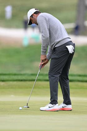 NEWTON SQUARE, PA - MAY 14: Scottie Scheffler of United States of America putts the ball during round one of the 2026 PGA, Golf Herren Championship on May 14th, 2026 at Aronimink Golf Club in Newtown Square, PA.(Photo by Terence Lewis Icon Sportswire) GOLF: MAY 14 PGA PGA Championship EDITORIAL USE ONLY Icon260514072