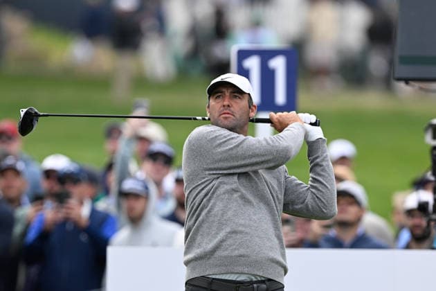 NEWTON SQUARE, PA - MAY 14: Scottie Scheffler of United States of America hits the ball during round one of the 2026 PGA, Golf Herren Championship on May 14th, 2026 at Aronimink Golf Club in Newtown Square, PA.(Photo by Terence Lewis Icon Sportswire) GOLF: MAY 14 PGA PGA Championship EDITORIAL USE ONLY Icon260514104