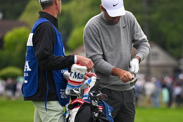 NEWTON SQUARE, PA - MAY 14: Scottie Schefler of United State of America cleans his club during round one of the 2026 PGA, Golf Herren Championship on May 14th, 2026 at Aronimink Golf Club in Newtown Square, PA.(Photo by Terence Lewis Icon Sportswire) GOLF: MAY 14 PGA PGA Championship EDITORIAL USE ONLY Icon260514135