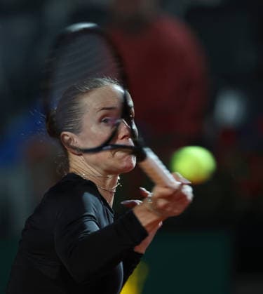 (260515) -- ROME, May 15, 2026 -- Elina Svitolina of Ukraine hits a return during the women s singles semifinal match between Elina Svitolina of Ukraine and Iga Swiatek of Poland at the WTA, Tennis Damen Italian Open in Rome, Italy, May 14, 2026. ) (SP)ITALY-ROME-TENNIS-WTA-ITALIAN OPEN-ELINA SVITOLINA VS IGA SWIATEK LixJing 