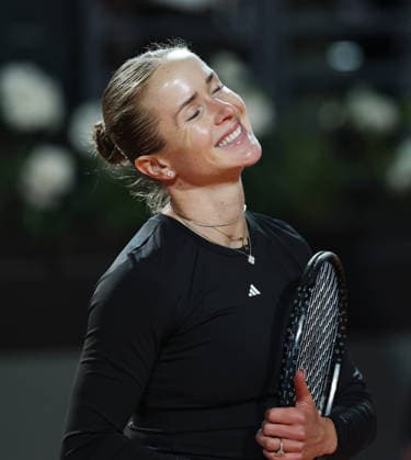 (260515) -- ROME, May 15, 2026 -- Elina Svitolina of Ukraine celebrates after winning the women s singles semifinal match between Elina Svitolina of Ukraine and Iga Swiatek of Poland at the WTA, Tennis Damen Italian Open in Rome, Italy, May 14, 2026. ) (SP)ITALY-ROME-TENNIS-WTA-ITALIAN OPEN-ELINA SVITOLINA VS IGA SWIATEK LixJing 