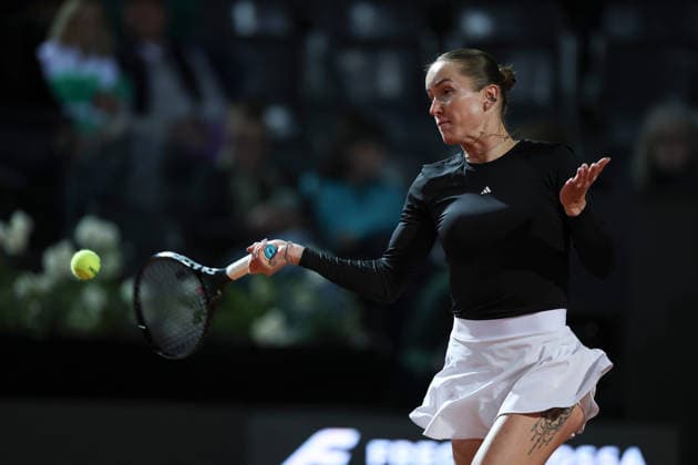 (260515) -- ROME, May 15, 2026 -- Elina Svitolina of Ukraine hits a return during the women s singles semifinal match between Elina Svitolina of Ukraine and Iga Swiatek of Poland at the WTA, Tennis Damen Italian Open in Rome, Italy, May 14, 2026. ) (SP)ITALY-ROME-TENNIS-WTA-ITALIAN OPEN-ELINA SVITOLINA VS IGA SWIATEK LixJing 