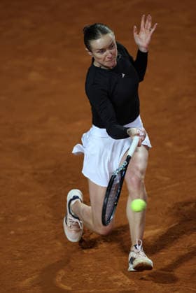 (260515) -- ROME, May 15, 2026 -- Elina Svitolina of Ukraine hits a return during the women s singles semifinal match between Elina Svitolina of Ukraine and Iga Swiatek of Poland at the WTA, Tennis Damen Italian Open in Rome, Italy, May 14, 2026. ) (SP)ITALY-ROME-TENNIS-WTA-ITALIAN OPEN-ELINA SVITOLINA VS IGA SWIATEK LixJing 
