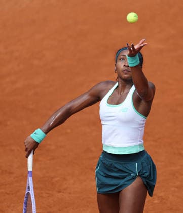 (260515) -- ROME, May 15, 2026 -- Coco Gauff of the United States serves during the women s singles semi final match between Coco Gauff of the United States and Sorana Cirstea of Romania at the WTA, Tennis Damen Italian Open in Rome, Italy, May 14, 2026. ) (SP)ITALY-ROME-TENNIS-WTA-ITALIAN OPEN-WOMEN S SINGLES-COCO GAUFF VS SORANA CIRSTEA LixJing 