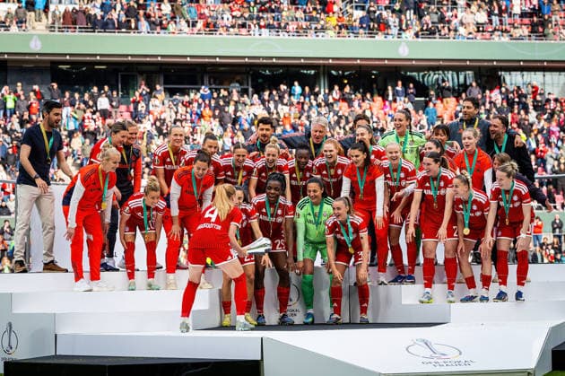 14 05 2026, xovx, Football, Womens DFB Cup Final, VfL Wolfsburg FC Bayern Munich DFB Cup Winner Season 2025 2026, the players of FC Bayern Munich Glodis Perla Viggosdottir FC Bayern Munich lifts the trophy Cologne Rhein Energie Stadium North Rhine-Westphalia Germany EN