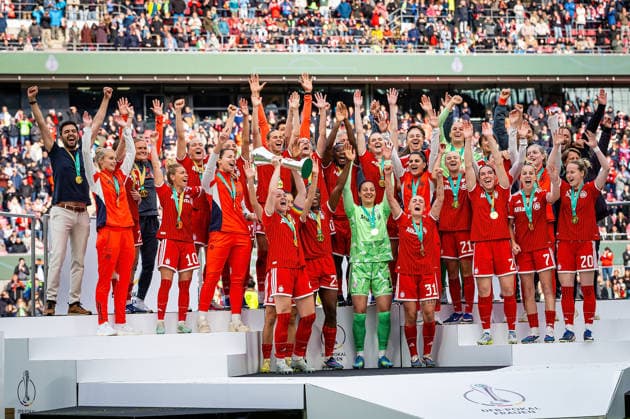 14 05 2026, xovx, Football, Womens DFB Cup Final, VfL Wolfsburg FC Bayern Munich DFB Cup Winner Season 2025 2026, the players of FC Bayern Munich Glodis Perla Viggosdottir FC Bayern Munich lifts the trophy Cologne Rhein Energie Stadium North Rhine-Westphalia Germany EN