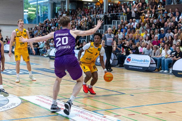 Janis Juenemann BG Goettingen, 20 Charles Tyorne Harris Jr Bozic Estriche Knights Kirchheim, 03 GER, Bozic Estriche Knights Kirchheim vs BG Goettingen, BARMER 2 Basketball Bundesliga, Playoffs Game 4, Season 2025 2026, 14 05 2026 GER, Bozic Estriche Knights Kirchheim vs BG Goettingen, BARMER 2 Basketball Bundesliga, Playoffs Game 4, Season 2025 2026, 14 05 2026 Goeppingen Copyright: xEibner-Pressefoto NinaxSanderx EP_NSR