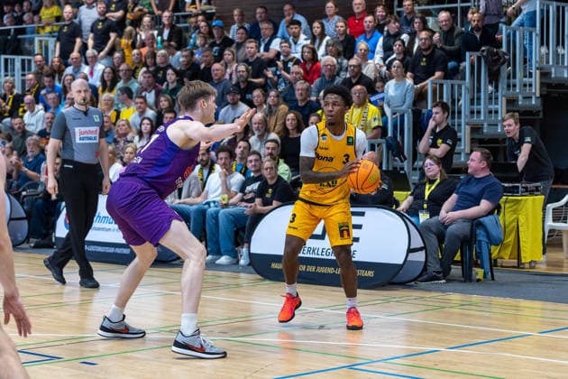 Janis Juenemann BG Goettingen, 20 Charles Tyorne Harris Jr Bozic Estriche Knights Kirchheim, 03 GER, Bozic Estriche Knights Kirchheim vs BG Goettingen, BARMER 2 Basketball Bundesliga, Playoffs Game 4, Season 2025 2026, 14 05 2026 GER, Bozic Estriche Knights Kirchheim vs BG Goettingen, BARMER 2 Basketball Bundesliga, Playoffs Game 4, Season 2025 2026, 14 05 2026 Goeppingen Copyright: xEibner-Pressefoto NinaxSanderx EP_NSR