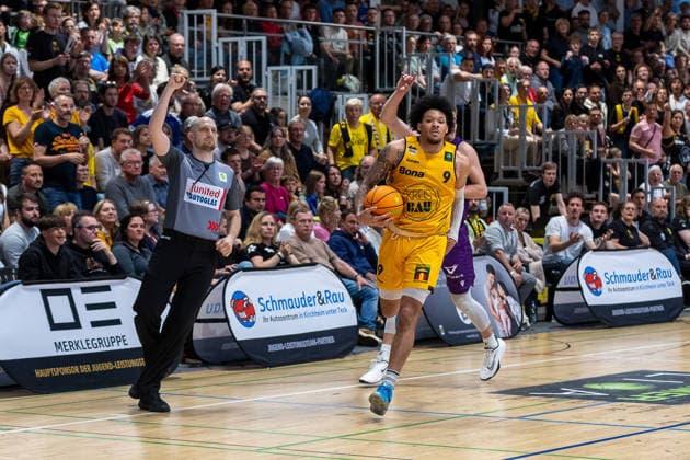 Nicolai Bohn Referee Tylan James Pope Bozic Estriche Knights Kirchheim, 09 Mathis Moenninghoff BG Goettingen, 17 GER, Bozic Estriche Knights Kirchheim vs BG Goettingen, BARMER 2 Basketball Bundesliga, Playoffs Game 4, Season 2025 2026, 14 05 2026 GER, Bozic Estriche Knights Kirchheim vs BG Goettingen, BARMER 2 Basketball Bundesliga, Playoffs Game 4, Season 2025 2026, 14 05 2026 Goeppingen Copyright: xEibner-Pressefoto NinaxSanderx EP_NSR