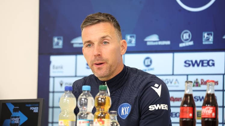 15 05 2026, xrekx, Fußball 2 Bundesliga, Karlsruher SC Pressekonferenz v l Christian Eichner Trainer Karlsruher SC DFL DFB REGULATIONS PROHIBIT ANY USE OF PHOTOGRAPHS as IMAGE SEQUENCES and or QUASI VIDEO Karlsruhe