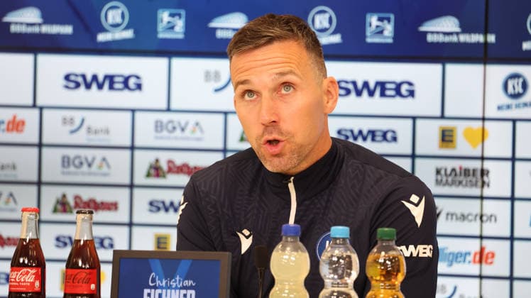 15 05 2026, xrekx, Fußball 2 Bundesliga, Karlsruher SC Pressekonferenz v l Christian Eichner Trainer Karlsruher SC DFL DFB REGULATIONS PROHIBIT ANY USE OF PHOTOGRAPHS as IMAGE SEQUENCES and or QUASI VIDEO Karlsruhe