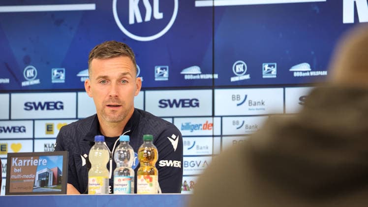 15 05 2026, xrekx, Fußball 2 Bundesliga, Karlsruher SC Pressekonferenz v l Christian Eichner Trainer Karlsruher SC DFL DFB REGULATIONS PROHIBIT ANY USE OF PHOTOGRAPHS as IMAGE SEQUENCES and or QUASI VIDEO Karlsruhe