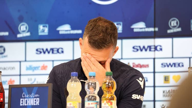 15 05 2026, xrekx, Fußball 2 Bundesliga, Karlsruher SC Pressekonferenz v l Christian Eichner Trainer Karlsruher SC DFL DFB REGULATIONS PROHIBIT ANY USE OF PHOTOGRAPHS as IMAGE SEQUENCES and or QUASI VIDEO Karlsruhe