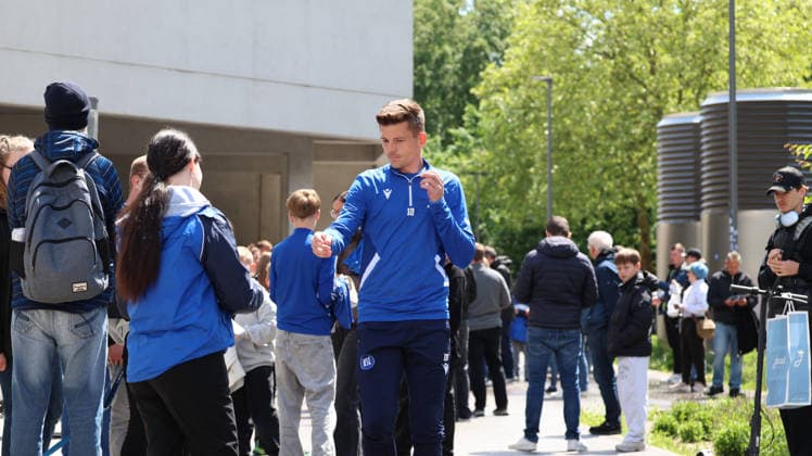 15 05 2026, xrekx, Soccer 2 Bundesliga, Karlsruher SC Training v l Marvin Wanitzek Karlsruher SC Autographs, Fans DFL DFB REGULATIONS PROHIBIT ANY USE OF PHOTOGRAPHS as IMAGE SEQUENCES and or QUASI VIDEO Karlsruhe