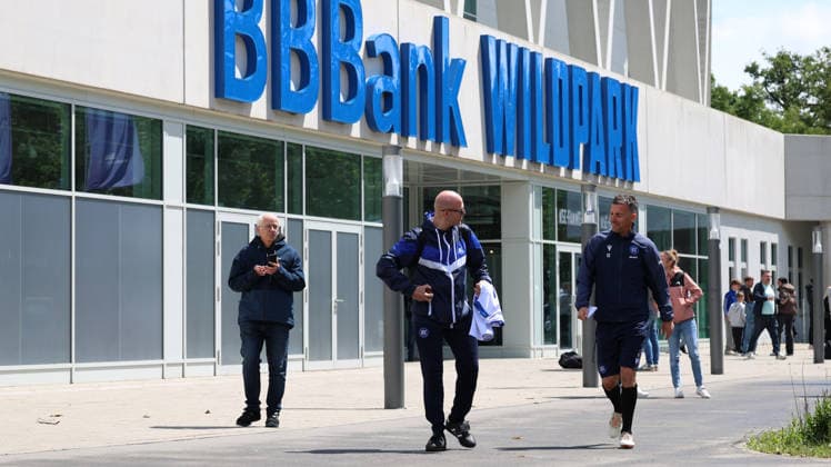 15 05 2026, xrekx, Fußball 2 Bundesliga, Karlsruher SC Training v l Christian Eichner Trainer Karlsruher SC Fans, Autographs symbolic photo, symbolic image, symbol stadium, symbolic photo, symbolic image, symbolic stadium DFL DFB REGULATIONS PROHIBIT ANY USE OF PHOTOGRAPHS as IMAGE SEQUENCES and or QUASI VIDEO Karlsruhe