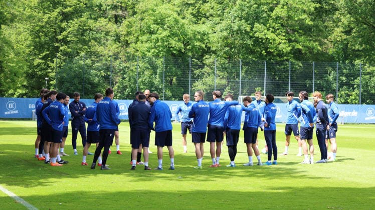 15 05 2026, xrekx, Soccer 2 Bundesliga, Karlsruher SC Training v l Christian Eichner Trainer Karlsruher SC DFL DFB REGULATIONS PROHIBIT ANY USE OF PHOTOGRAPHS as IMAGE SEQUENCES and or QUASI VIDEO Karlsruhe