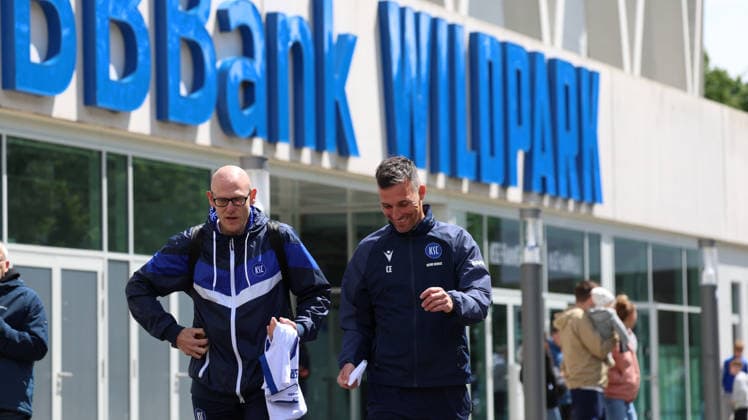 15 05 2026, xrekx, Fußball 2 Bundesliga, Karlsruher SC Training v l Christian Eichner Trainer Karlsruher SC Fans, Autographs symbolic photo, symbolic image, symbol stadium, symbolic photo, symbolic image, symbolic stadium DFL DFB REGULATIONS PROHIBIT ANY USE OF PHOTOGRAPHS as IMAGE SEQUENCES and or QUASI VIDEO Karlsruhe