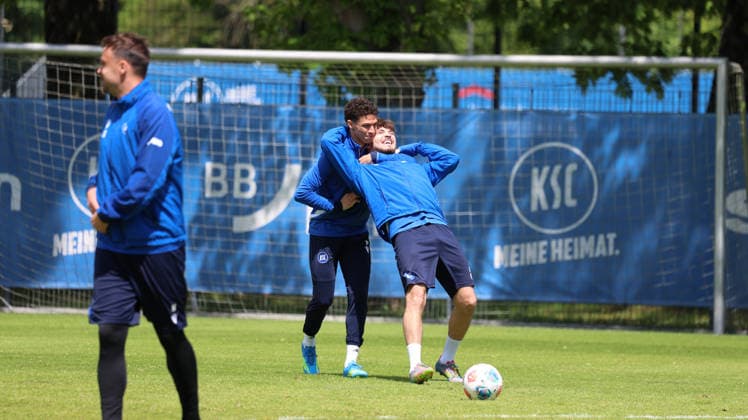 15 05 2026, xrekx, Fußball 2 Bundesliga, Karlsruher SC Training v l Louey Ben Farhat Karlsruher SC Lilian Egloff Karlsruher SC lacht, laechelt, positiv, zufrieden, laughs, smiles, positive, satisfied DFL DFB REGULATIONS PROHIBIT ANY USE OF PHOTOGRAPHS as IMAGE SEQUENCES and or QUASI VIDEO Karlsruhe