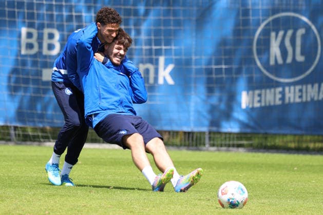 15 05 2026, xrekx, Fußball 2 Bundesliga, Karlsruher SC Training v l Louey Ben Farhat Karlsruher SC Lilian Egloff Karlsruher SC lacht, laechelt, positiv, zufrieden, laughs, smiles, positive, satisfied DFL DFB REGULATIONS PROHIBIT ANY USE OF PHOTOGRAPHS as IMAGE SEQUENCES and or QUASI VIDEO Karlsruhe