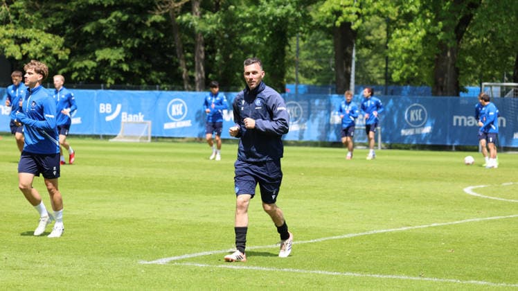15 05 2026, xrekx, Soccer 2 Bundesliga, Karlsruher SC Training v l Christian Eichner Trainer Karlsruher SC DFL DFB REGULATIONS PROHIBIT ANY USE OF PHOTOGRAPHS as IMAGE SEQUENCES and or QUASI VIDEO Karlsruhe