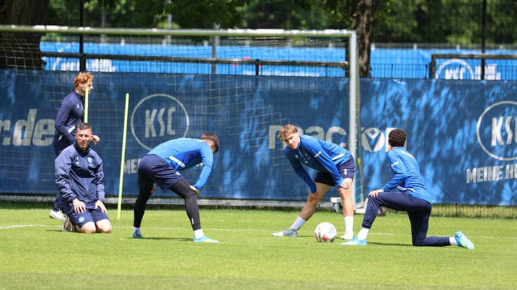 15 05 2026, xrekx, Soccer 2 Bundesliga, Karlsruher SC Training v l Christian Eichner Trainer Karlsruher SC DFL DFB REGULATIONS PROHIBIT ANY USE OF PHOTOGRAPHS as IMAGE SEQUENCES and or QUASI VIDEO Karlsruhe