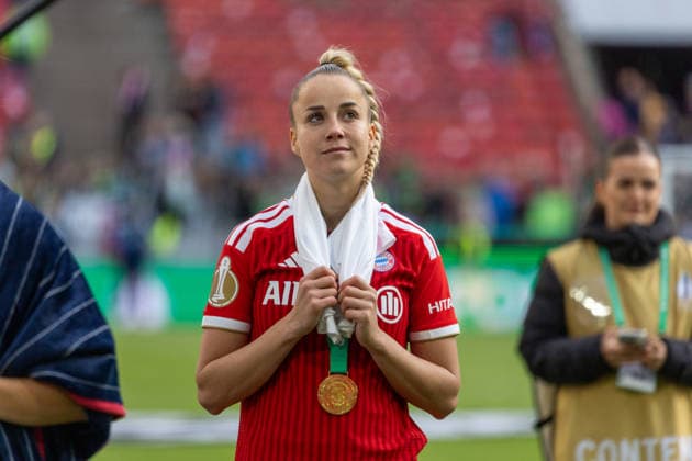 Deutschland: Fussball DFB-Pokal Frauen 2025 2026, Finale VfL Wolfsburg vs Bayern München RheinEnergieStadion (Köln) : Gwinn Giulia (FC Bayern München, 7) *** Germany Soccer DFB Cup Women 2025 2026, Final VfL Wolfsburg vs Bayern Munich RheinEnergieStadion Cologne Gwinn Giulia FC Bayern Munich, 7 Copyright: xMichellexLukax