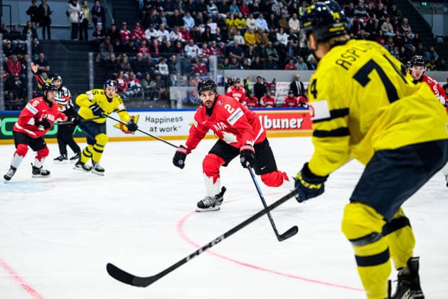 260515 Dylan Demelo of Canada and Rasmus Asplund of Sweden during the 2026 IIHF Ice Hockey World Championship match between Canada and Sweden on May 15, 2026 in Fribourg Photo Jesper Zerman BILDBYRAN kod JZ JZ0714 ishockey ice hockey ishockey vm 2026 vm 2026 iihf world championship kanada canada sverige sweden bbeng  Copyright: JESPERxZERMAN BB260515BB164