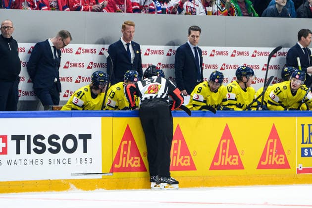 260515 Head coach Sam Hallam of Sweden during the 2026 IIHF Ice Hockey World Championship match between Canada and Sweden on May 15, 2026 in Fribourg Photo Jesper Zerman BILDBYRAN kod JZ JZ0714 ishockey ice hockey ishockey vm 2026 vm 2026 iihf world championship kanada canada sverige sweden bbeng  Copyright: JESPERxZERMAN BB260515BB170