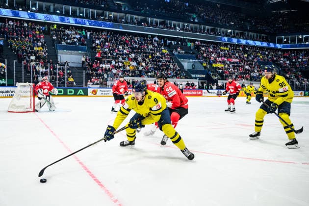 260515 Linus Karlsson of Sweden and Porter Martone of Canada during the 2026 IIHF Ice Hockey World Championship match between Canada and Sweden on May 15, 2026 in Fribourg Photo Jesper Zerman BILDBYRAN kod JZ JZ0714 ishockey ice hockey ishockey vm 2026 vm 2026 iihf world championship kanada canada sverige sweden bbeng  Copyright: JESPERxZERMAN BB260515JZ007