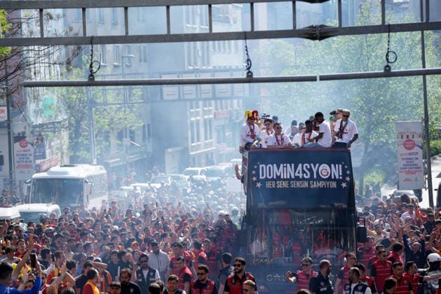 May 15, 2026, Beyoglu, Istanbul, Turkey: Galatasaray players on the bus parade as they celebrate winning Super Lig in Istanbul on May 15, 2026. Beyoglu Turkey - ZUMAu194 20260515_zip_u194_011 Copyright: xTolgaxUluturkx