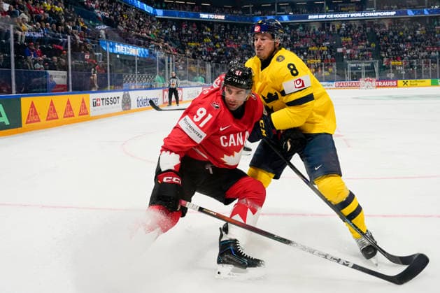 FRIBOURG, SWITZERLAND MAY 15 John Tavares of Canada L against Robert Hagg of Sweden R during the 2026 IIHF Ice Hockey World Championship Switzerland game between Canada and Sweden at BCF Arena on May 15, 2026 in Fribourg, Fribourg Fribourg BCF Arena Fribourg Switzerland Copyright: xJustPictures.ch JarixPestelaccix jp-en-EuSpIm-JP6_JAR_Canada_Sweden_15May2026_00042