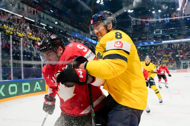 FRIBOURG, SWITZERLAND MAY 15 John Tavares of Canada L against Robert Hagg of Sweden R during the 2026 IIHF Ice Hockey World Championship Switzerland game between Canada and Sweden at BCF Arena on May 15, 2026 in Fribourg, Fribourg Fribourg BCF Arena Fribourg Switzerland Copyright: xJustPictures.ch JarixPestelaccix jp-en-EuSpIm-JP6_JAR_Canada_Sweden_15May2026_00044