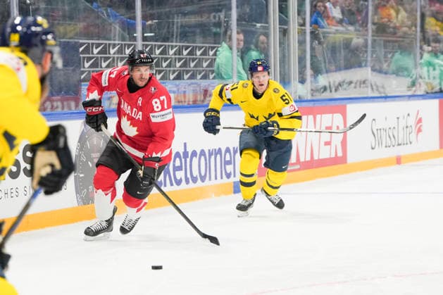 FRIBOURG, SWITZERLAND MAY 15 Sidney Crosby of Canada C in action during the 2026 IIHF Ice Hockey World Championship Switzerland game between Canada and Sweden at BCF Arena on May 15, 2026 in Fribourg, Fribourg Fribourg BCF Arena Fribourg Switzerland Copyright: xJustPictures.ch JarixPestelaccix jp-en-EuSpIm-JP6_JAR_Canada_Sweden_15May2026_00093
