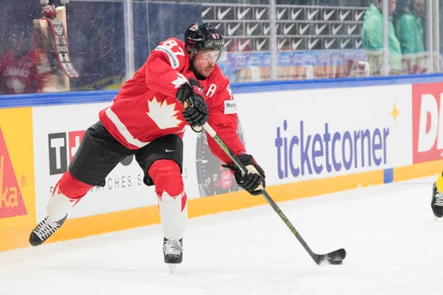 FRIBOURG, SWITZERLAND MAY 15 Sidney Crosby of Canada in action during the 2026 IIHF Ice Hockey World Championship Switzerland game between Canada and Sweden at BCF Arena on May 15, 2026 in Fribourg, Fribourg Fribourg BCF Arena Fribourg Switzerland Copyright: xJustPictures.ch JarixPestelaccix jp-en-EuSpIm-JP6_JAR_Canada_Sweden_15May2026_00095