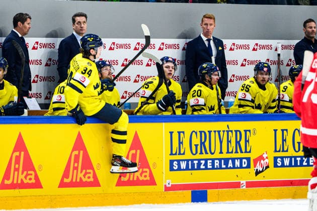 260515 Head coach Sam Hallam and Assistant coach Jörgen Jönsson of Sweden during the 2026 IIHF Ice Hockey World Championship match between Canada and Sweden on May 15, 2026 in Fribourg Photo Jesper Zerman BILDBYRAN kod JZ JZ0714 ishockey ice hockey ishockey vm 2026 vm 2026 iihf world championship kanada canada sverige sweden bbeng  Copyright: JESPERxZERMAN BB260515JZ022