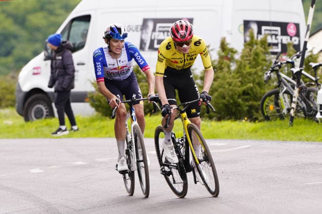 Denmark™s Jonas Vingegaard Hansen of Team Visma Lease A Bike leads ahead Italy™s Giulio Pellizzari of Red Bull - Bora - Hansgrohe during Stage 7 of the Giro d™Italia from Formia to Blockhaus, Italy. Friday May 15, 2026.  Copyright: xFabioxFerrarix xLaPressex