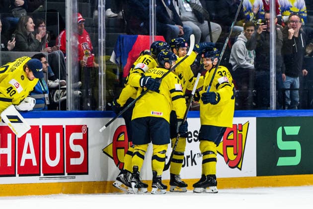 260515 Jacob Larsson of Sweden celebrates with teammates after scoring 2 1 during the 2026 IIHF Ice Hockey World Championship match between Canada and Sweden on May 15, 2026 in Fribourg Photo Jesper Zerman BILDBYRAN kod JZ JZ0714 ishockey ice hockey ishockey vm 2026 vm 2026 iihf world championship kanada canada sverige sweden bbeng jubel  Copyright: JESPERxZERMAN BB260515JZ025