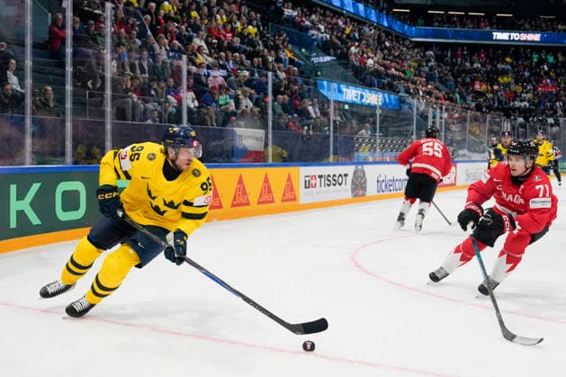 FRIBOURG, SWITZERLAND MAY 15 Jacob De la Rose of Sweden L in action during the 2026 IIHF Ice Hockey World Championship Switzerland game between Canada and Sweden at BCF Arena on May 15, 2026 in Fribourg, Fribourg Fribourg BCF Arena Fribourg Switzerland Copyright: xJustPictures.ch JarixPestelaccix jp-en-EuSpIm-JP6_JAR_Canada_Sweden_15May2026_00149