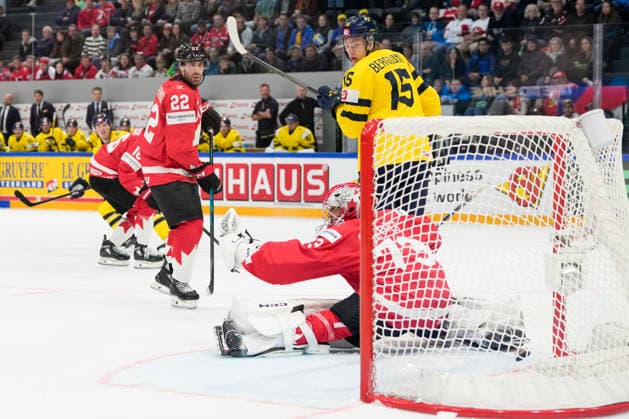 FRIBOURG, SWITZERLAND MAY 15 goalkeeper Jet Greaves of Canada can™t saves during the 2026 IIHF Ice Hockey World Championship Switzerland game between Canada and Sweden at BCF Arena on May 15, 2026 in Fribourg, Fribourg Fribourg BCF Arena Fribourg Switzerland Copyright: xJustPictures.ch JarixPestelaccix jp-en-EuSpIm-JP6_JAR_Canada_Sweden_15May2026_00189