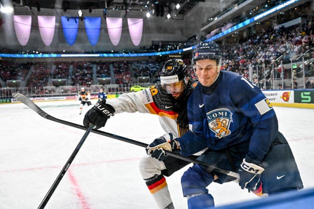 ZURICH, SWITZERLAND MAY 15 Fabio Wagner of Germany and Jesse Puljujarvi of Finland in a battle along the boards during the 2026 IIHF Ice Hockey World Championship Switzerland game between Finland and Germany at Swiss Life Arena on May 15, 2026 in Zurich, Zurich Zurich Swiss Life Arena Zurich Switzerland Copyright: xJustPictures.ch AndreaxBrancax jp-en-EuSpIm-JP7_ANB_Fin_Ger_15052026_2017